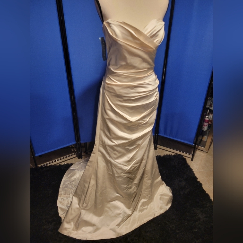 Elegant Cream Strapless Wedding Dress - Picture 4 of 10